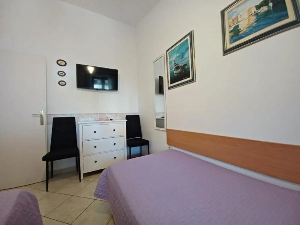 Apartments By The Sea Novigrad - 7335 Croácia